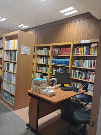 کتابخانه و سالن مطالعه